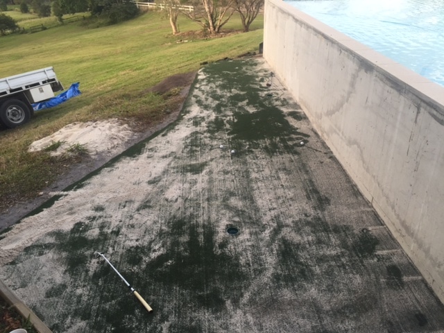 My new golf green covered with infill. In this new green you are able to use a white washed sand, which is cheaper and easier to use.